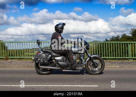 Un Triumph Thunderbird Storm Grey Motorcycle Cruiser essence conduite sur la route près de Chorley dans Lancashire, Royaume-Uni Banque D'Images