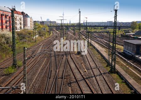 Vue en grand angle des voies ferrées en Allemagne - multiple les lignes de chemin de fer convergent et s'éloignent dans la distance Banque D'Images