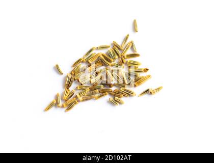 pile de graines de marguerite prêtes à semer isolées sur blanc Banque D'Images