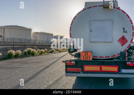 Réservoir de carburant à côté des réservoirs de stockage où le produit à transporter est chargé. Banque D'Images