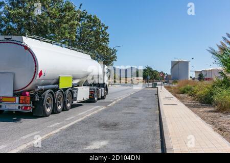 Réservoir de carburant à côté des réservoirs de stockage où le produit à transporter est chargé. Banque D'Images