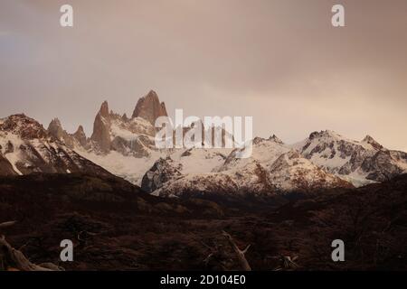 Belle vue sur le Mont Fitz roy au loin avec les couleurs de saison changeantes Banque D'Images