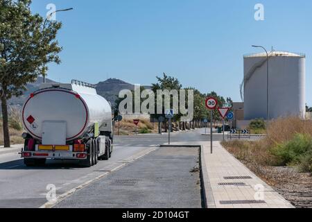 Réservoir de carburant à côté des réservoirs de stockage où le produit à transporter est chargé. Banque D'Images