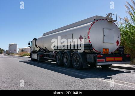 Réservoir de carburant à côté des réservoirs de stockage où le produit à transporter est chargé. Banque D'Images