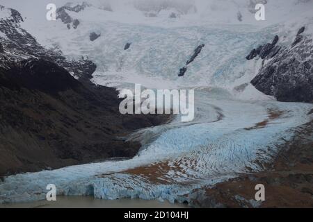 Vue sur le glacier sinueux au pied de cerro torre, El Chalten, Argentine Banque D'Images