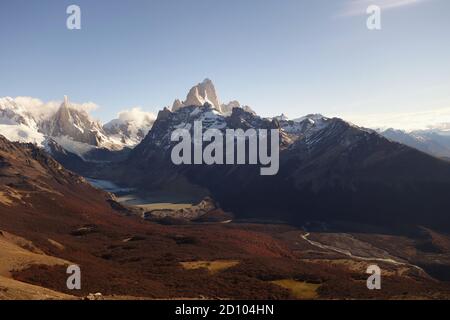 Vue fantastique sur les montagnes et les glaciers depuis l'une des plus longues randonnées à El Chalten, en Argentine Banque D'Images