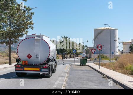 Réservoir de carburant à côté des réservoirs de stockage où le produit à transporter est chargé. Banque D'Images