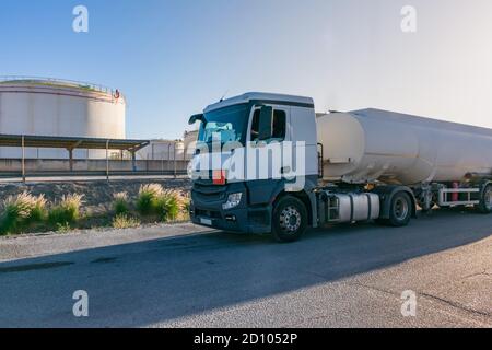 Réservoir de carburant à côté des réservoirs de stockage où le produit à transporter est chargé. Banque D'Images