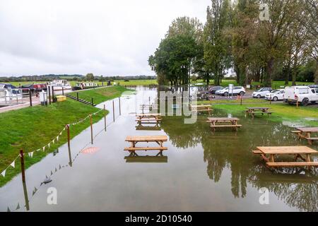 Northampton, Royaume-Uni, 4 octobre 2020 la rivière Nene envahissent la vallée de Nene à la marina de White Mills, dans le Northaptonshire. Crédit : Keith J Smith./Alamy Live News Banque D'Images