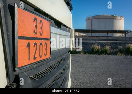 Panneau orange avec les numéros indicatifs du danger dans un camion-citerne qui transporte le carburant à côté des réservoirs de stockage. Banque D'Images