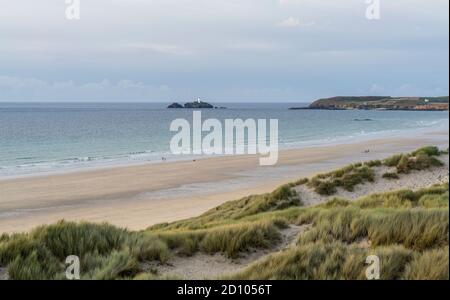 Vue depuis les dunes de Gwithian vers Godrevy à Cornwall, Royaume-Uni. Prise le 17 août 2020. Banque D'Images