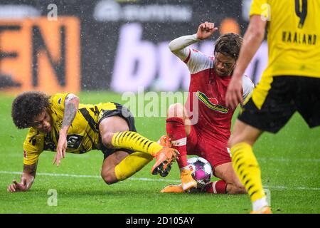 Duels, duels entre Axel Witsel (BVB) et Lucas Hoeler (SC Freiburg). GES/football/1. Bundesliga: Borussia Dortmund - SC Freiburg, 03.10.2020 - football 1ère division: Borussia Dortmund vs SC Freiburg, lieu, 03 octobre 2020 - les règlements DFL interdisent toute utilisation de photographies comme séquences d'images et/ou quasi-vidéo. | utilisation dans le monde entier Banque D'Images