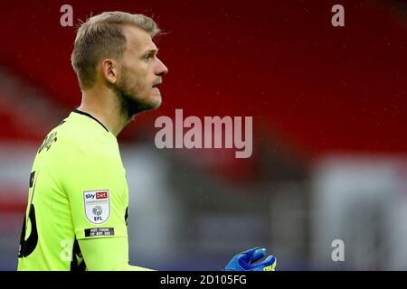 Stoke on Trent, Royaume-Uni. 04e octobre 2020. Adam Davies, gardien de but de la ville de Stoke, regarde dessus. EFL Skybet Championship Match, Stoke City et Birmingham City au stade Bet365 de Stoke on Trent, dimanche 4 octobre 2020. Cette image ne peut être utilisée qu'à des fins éditoriales. Utilisation éditoriale uniquement, licence requise pour une utilisation commerciale. Aucune utilisation dans les Paris, les jeux ou les publications d'un seul club/ligue/joueur. photo par Chris Stading/Andrew Orchard sports Photography/Alamy Live News crédit: Andrew Orchard sports Photography/Alamy Live News Banque D'Images