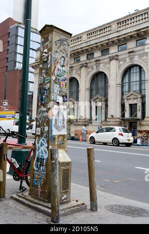 NEW YORK, États-Unis - 10 MAI 2019 : vent de rue à l'ancienne recouvert de graffiti et d'œuvres d'art sur le trottoir à West 14th Street, New York City, le 10 mai, Banque D'Images