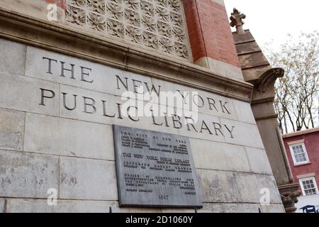 NEW YORK, États-Unis - 10 MAI 2019 : panneaux extérieurs sculptés de la Jefferson Market Library, à Greenwich Village, New York City, le 10 mai 2019. Banque D'Images