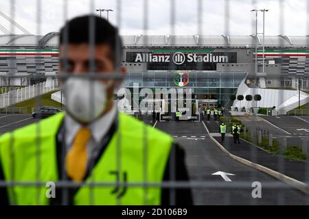 TURIN, ITALIE - 04 octobre 2020 : une vue générale montre l'Allianz Stadium avant la série UN match de football entre Juventus FC et SSC Napoli. La SSC Napoli ne se présentera pas car elle avait été empêchée de se rendre à Turin par les autorités sanitaires locales (ASL) en raison de la possibilité d'une épidémie de coronavirus COVID-19 dans l'équipe. De plus, l'équipe du Juventus FC est isolée après que deux membres du personnel ont été testés positifs pour le coronavirus COVID-19. Toutefois, le Juventus FC se présentera à l'Allianz Stadium aussi normalement que les fonctionnaires de Serie A n'ont pas ordonné le report du match. Selon toute probabilité JUV Banque D'Images