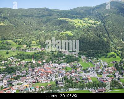 Vue aérienne sur le village d'Oetz, Tyrol, Autriche Banque D'Images