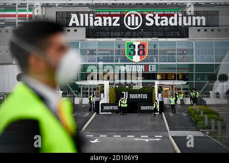 TURIN, ITALIE - 04 octobre 2020 : une vue générale montre l'Allianz Stadium avant la série UN match de football entre Juventus FC et SSC Napoli. La SSC Napoli ne se présentera pas car elle avait été empêchée de se rendre à Turin par les autorités sanitaires locales (ASL) en raison de la possibilité d'une épidémie de coronavirus COVID-19 dans l'équipe. De plus, l'équipe du Juventus FC est isolée après que deux membres du personnel ont été testés positifs pour le coronavirus COVID-19. Toutefois, le Juventus FC se présentera à l'Allianz Stadium aussi normalement que les fonctionnaires de Serie A n'ont pas ordonné le report du match. Selon toute probabilité JUV Banque D'Images