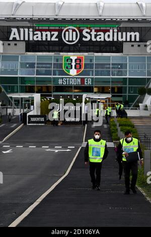 TURIN, ITALIE - 04 octobre 2020 : une vue générale montre l'Allianz Stadium avant la série UN match de football entre Juventus FC et SSC Napoli. La SSC Napoli ne se présentera pas car elle avait été empêchée de se rendre à Turin par les autorités sanitaires locales (ASL) en raison de la possibilité d'une épidémie de coronavirus COVID-19 dans l'équipe. De plus, l'équipe du Juventus FC est isolée après que deux membres du personnel ont été testés positifs pour le coronavirus COVID-19. Toutefois, le Juventus FC se présentera à l'Allianz Stadium aussi normalement que les fonctionnaires de Serie A n'ont pas ordonné le report du match. Selon toute probabilité JUV Banque D'Images