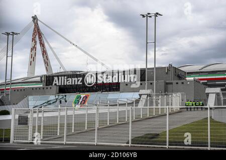 TURIN, ITALIE - 04 octobre 2020 : une vue générale montre l'Allianz Stadium avant la série UN match de football entre Juventus FC et SSC Napoli. La SSC Napoli ne se présentera pas car elle avait été empêchée de se rendre à Turin par les autorités sanitaires locales (ASL) en raison de la possibilité d'une épidémie de coronavirus COVID-19 dans l'équipe. De plus, l'équipe du Juventus FC est isolée après que deux membres du personnel ont été testés positifs pour le coronavirus COVID-19. Toutefois, le Juventus FC se présentera à l'Allianz Stadium aussi normalement que les fonctionnaires de Serie A n'ont pas ordonné le report du match. Selon toute probabilité JUV Banque D'Images