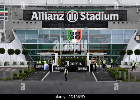 TURIN, ITALIE - 04 octobre 2020 : une vue générale montre l'Allianz Stadium avant la série UN match de football entre Juventus FC et SSC Napoli. La SSC Napoli ne se présentera pas car elle avait été empêchée de se rendre à Turin par les autorités sanitaires locales (ASL) en raison de la possibilité d'une épidémie de coronavirus COVID-19 dans l'équipe. De plus, l'équipe du Juventus FC est isolée après que deux membres du personnel ont été testés positifs pour le coronavirus COVID-19. Toutefois, le Juventus FC se présentera à l'Allianz Stadium aussi normalement que les fonctionnaires de Serie A n'ont pas ordonné le report du match. Selon toute probabilité JUV Banque D'Images