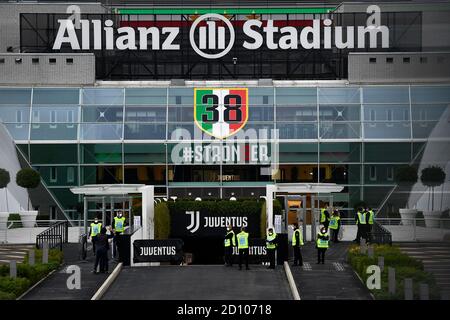 TURIN, ITALIE - 04 octobre 2020 : une vue générale montre l'Allianz Stadium avant la série UN match de football entre Juventus FC et SSC Napoli. La SSC Napoli ne se présentera pas car elle avait été empêchée de se rendre à Turin par les autorités sanitaires locales (ASL) en raison de la possibilité d'une épidémie de coronavirus COVID-19 dans l'équipe. De plus, l'équipe du Juventus FC est isolée après que deux membres du personnel ont été testés positifs pour le coronavirus COVID-19. Toutefois, le Juventus FC se présentera à l'Allianz Stadium aussi normalement que les fonctionnaires de Serie A n'ont pas ordonné le report du match. Selon toute probabilité JUV Banque D'Images