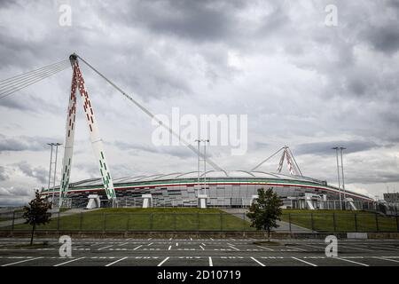 TURIN, ITALIE - 04 octobre 2020 : une vue générale montre l'Allianz Stadium avant la série UN match de football entre Juventus FC et SSC Napoli. La SSC Napoli ne se présentera pas car elle avait été empêchée de se rendre à Turin par les autorités sanitaires locales (ASL) en raison de la possibilité d'une épidémie de coronavirus COVID-19 dans l'équipe. De plus, l'équipe du Juventus FC est isolée après que deux membres du personnel ont été testés positifs pour le coronavirus COVID-19. Toutefois, le Juventus FC se présentera à l'Allianz Stadium aussi normalement que les fonctionnaires de Serie A n'ont pas ordonné le report du match. Selon toute probabilité JUV Banque D'Images