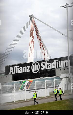 TURIN, ITALIE - 04 octobre 2020 : une vue générale montre l'Allianz Stadium avant la série UN match de football entre Juventus FC et SSC Napoli. La SSC Napoli ne se présentera pas car elle avait été empêchée de se rendre à Turin par les autorités sanitaires locales (ASL) en raison de la possibilité d'une épidémie de coronavirus COVID-19 dans l'équipe. De plus, l'équipe du Juventus FC est isolée après que deux membres du personnel ont été testés positifs pour le coronavirus COVID-19. Toutefois, le Juventus FC se présentera à l'Allianz Stadium aussi normalement que les fonctionnaires de Serie A n'ont pas ordonné le report du match. Selon toute probabilité JUV Banque D'Images