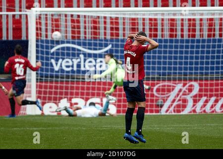 Pampelune, Espagne. 04e octobre 2020. Iván Villar (gardien de but; RC Celta), Calleri (en avant; CA Osasuna) et Unai Garcia (défenseur; CA Osasuna) en action pendant le match espagnol de la Liga Santander entre CA Osasuna et RC Celta au stade de Sadar.(score final: CA Osasuna 2-0 RC Celta de Vigo) crédit: SOPA Images Limited/Alay Live News Banque D'Images