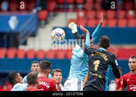 Pampelune, Espagne. 04e octobre 2020. Sergio Herrera (gardien de but; CA Osasuna) et OK Yokuslu (milieu de terrain; RC Celta) en action pendant le match espagnol la Liga Santander entre CA Osasuna et RC Celta au stade Sadar.(score final: CA Osasuna 2-0 RC Celta de Vigo) crédit: SOPA Images Limited/Alay Live News Banque D'Images