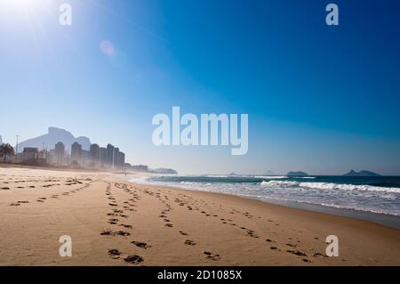 Vider la plage de Barra da Tijuca le matin, Rio de Janeiro, Brésil Banque D'Images