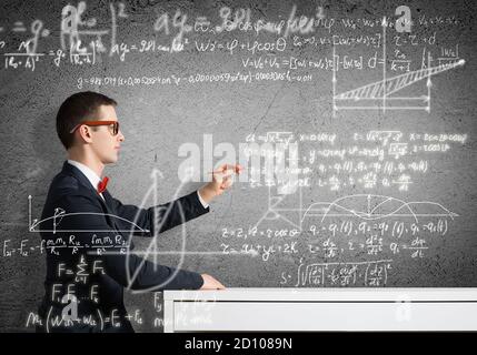 Étudiant dessin de formules scientifiques Banque D'Images