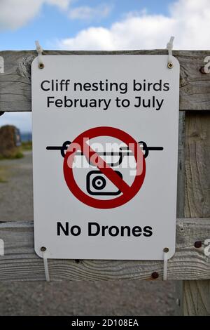 Aucun drones ne signe sur la clôture en bois avec icône de drone barrée et texte Cliff Nesting Birds février à juillet. Kilt Rock, Staffin, île de Skye, Écosse Banque D'Images