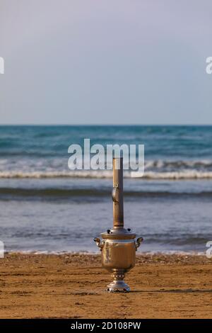 Samovar se tenant sur la côte de la mer en été Banque D'Images