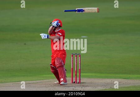 Alex Davies, de Lancashire Lightning, laisse aller de sa chauve-souris pendant le match de la demi-finale du Blast Vitality T20 à Edgbaston, Birmingham. Banque D'Images