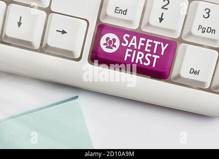 Écriture manuscrite conceptuelle montrant la sécurité d'abord. Concept signification utilisé pour dire que la chose la plus importante est d'être sûr touche de clavier de couleur avec accès Banque D'Images
