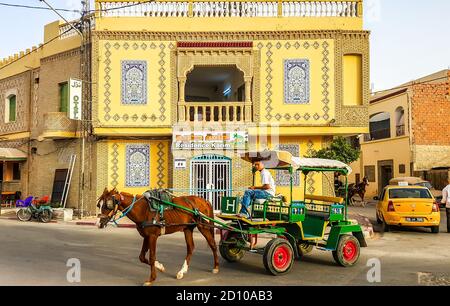 Chariot tiré par cheval sur la rue de la ville. Tozeur, Tunisie Banque D'Images