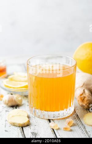 Boisson jaune gingembre et glace Banque D'Images