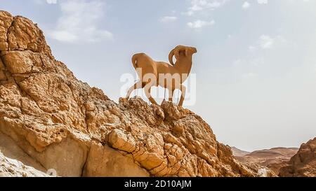 Statue de chèvre de montagne dans l'oasis de Chebika, désert du Sahara, Tunisie Banque D'Images