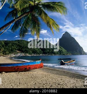 Les Pitons ont vue depuis la plage de Soufrière, dans les Caraïbes île de Sainte-Lucie Banque D'Images