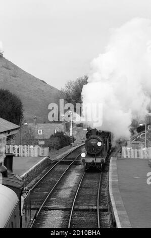 '30120' et 'Manston' passent par le château de Corfe pendant que '30053' attend dans la plate-forme Up. Banque D'Images