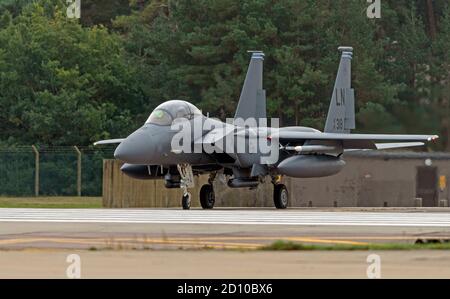 F-15E Strike Eagles du 492e escadron de « Mad Hatters » à la RAF Lakenheath lors des contrôles pré-vol, Banque D'Images