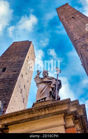 Statue de Saint Petronius et les deux tours (Garisenda et Asinelli), Bologne, Italie Banque D'Images