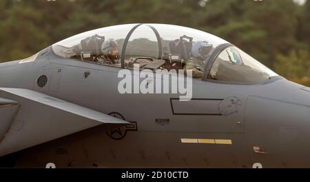 F-15E Strike Eagles du 492e escadron de « Mad Hatters » à la RAF Lakenheath lors des contrôles pré-vol, Banque D'Images