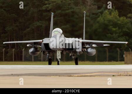 F-15E Strike Eagles du 492e escadron de « Mad Hatters » à la RAF Lakenheath lors des contrôles pré-vol, Banque D'Images