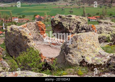 Vue sur le paysage depuis l'acropole de Yazılıkaya, autel. Vallée de Phrygia au milieu de Kutahya, Eskisehir, Afyon en Turquie. Banque D'Images