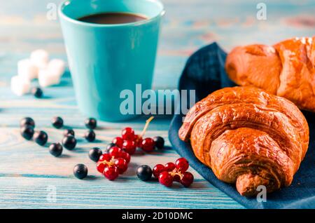 Petit-déjeuner français classique avec croissants et café Banque D'Images