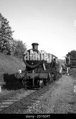 '3850' en quittant Winchcombe avec un train de marchandises et en direction de Greet tunnel. Banque D'Images