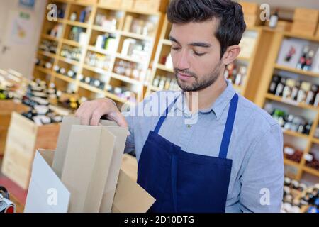 homme travaillant dans une maison à vin Banque D'Images