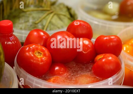 Des tomates rouges marinées sur le comptoir du magasin Banque D'Images